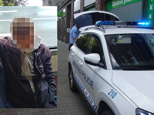 Agresivní cizinec kouřil v centru Plzně na zastávce, pak cestoval vozem MHD bez roušky