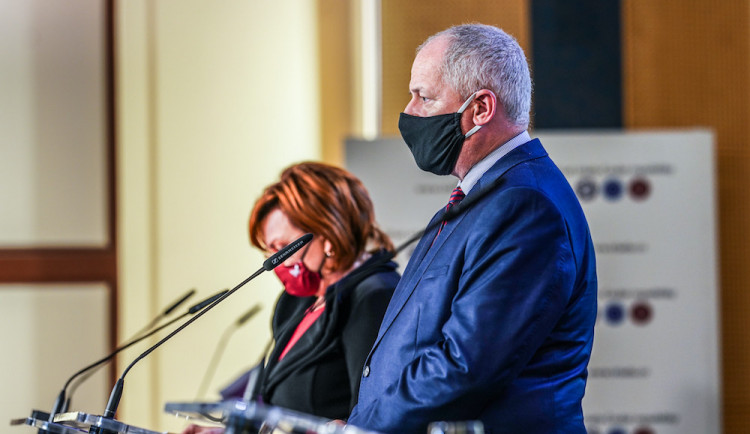 size4-16032775826205-139-vlada-od-zitrka-uzavrela-maloobchody-a-sluzby-omezen-je-take-pohyb-na-verejnosti