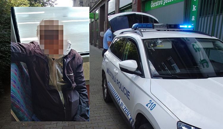 Agresivní cizinec kouřil v centru Plzně na zastávce, pak cestoval vozem MHD bez roušky
