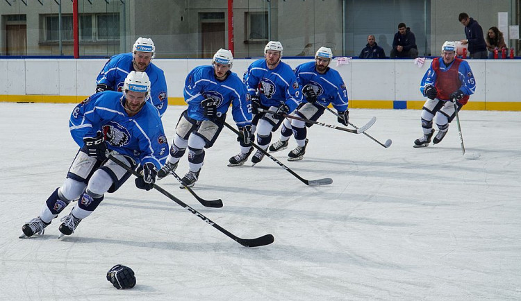 Indiáni si po delší době zatrénovali na ledě, azyl našli na venkovním kluzišti v Dobříši 