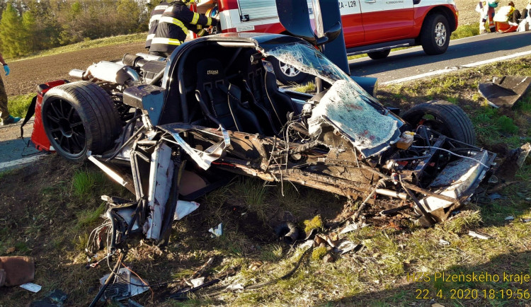 Z luxusního sportovního vozu zbyl jen vrak