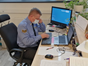 Strážníci městské policie pomáhají hygienikům s trasováním