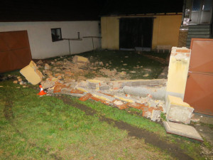 Auto zbořilo hradbu a přistálo na střeše ve vjezdu dalšího domu, řidič od nehody ujel jiným vozem