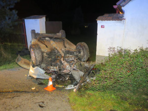 Auto zbořilo hradbu a přistálo na střeše ve vjezdu dalšího domu, řidič od nehody ujel jiným vozem