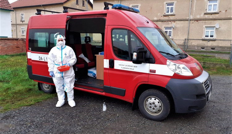 Hasiči v Plzeňském kraji postavili vlastní mobilní tým pro odběr vzorků a dnes poprvé vyrazili do akce
