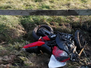 Při tragické srážce dvou motocyklů zahynuli dva muži, jeden z nich po nehodě ohořel