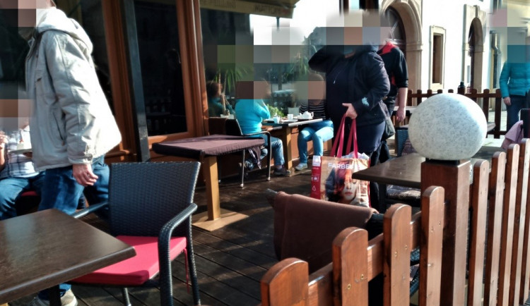 Kavárna v centru Plzně porušila krizové opatření. Měla otevřenou předzahrádku a personál obsluhoval hosty