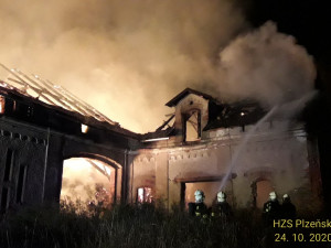 Sedm jednotek hasičů bojovalo od soboty s požárem zemědělského objektu