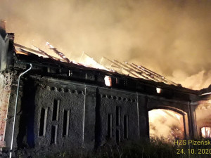 Sedm jednotek hasičů bojovalo od sobotního večera s požárem zemědělského objektu