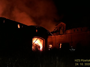 Sedm jednotek hasičů bojovalo od sobotního večera s požárem zemědělského objektu