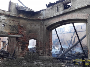 Sedm jednotek hasičů bojovalo od sobotního večera s požárem zemědělského objektu