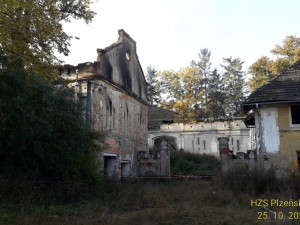 Sedm jednotek hasičů bojovalo od sobotního večera s požárem zemědělského objektu