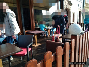 Kavárna v centru Plzně porušila krizové opatření. Měla otevřenou předzahrádku a personál obsluhoval hosty