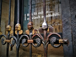 Svíce pro naše zemřelé je letos jen on-line, lístečky se jmény můžete vhazovat i u plzeňského Andělíčka