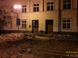 I nadále je pro dopravu uzavřena část Husovy ulice v centru Plzně kvůli pádu římsy