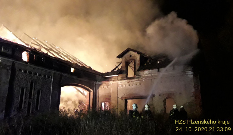 Sedm jednotek hasičů bojovalo od sobotního večera s požárem zemědělského objektu