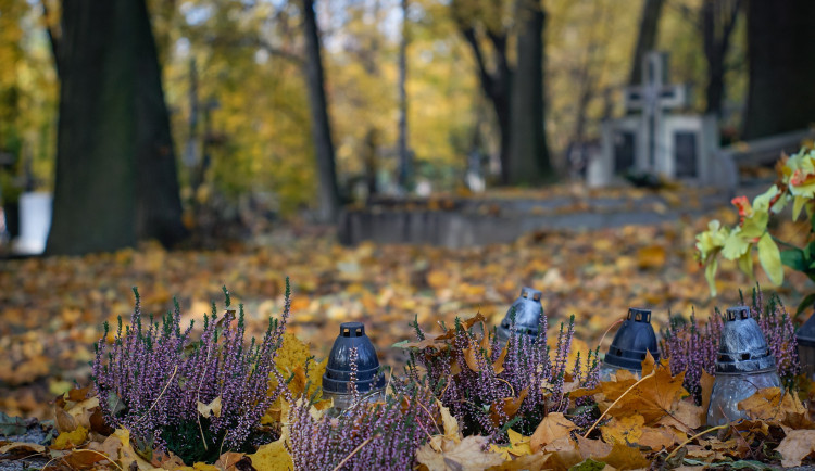 Policie varuje: Blíží se Dušičky, pozor na sváteční řidiče a zloděje