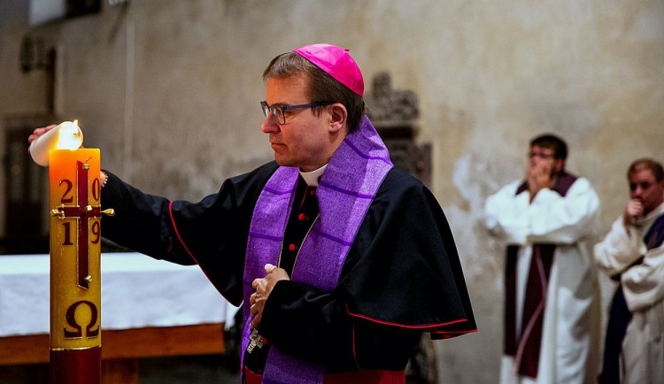 Svíce pro naše zemřelé je letos jen on-line, lístečky se jmény můžete vhazovat i u plzeňského Andělíčka