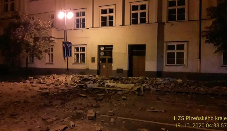 Takto vypadal chodník před budovou patřící lékařské fakultě krátce poté, co se tam zřítila římsa 