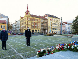 Plzeňský primátor Martin Baxa a jeho náměstek Michal Vozobule položili květiny k Památníku národního osvobození