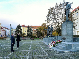 Plzeňský primátor Martin Baxa a jeho náměstek Michal Vozobule položili květiny k Památníku národního osvobození