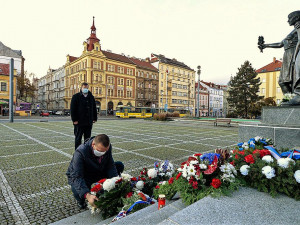 Plzeňský primátor Martin Baxa a jeho náměstek Michal Vozobule položili květiny k Památníku národního osvobození