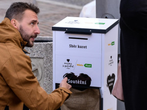 Lidé vhazují vyplněné hrací karty do speciální schránky na náměstí Republiky