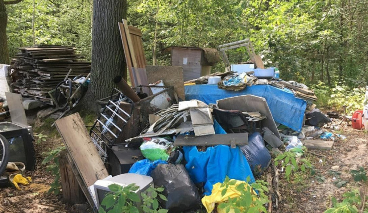 size4-16038759726908-139-do-boje-s-cernymi-skladkami-se-muzete-zapojit-take-vy-k-reseni-problemu-prispiva-i-specialni-mobilni