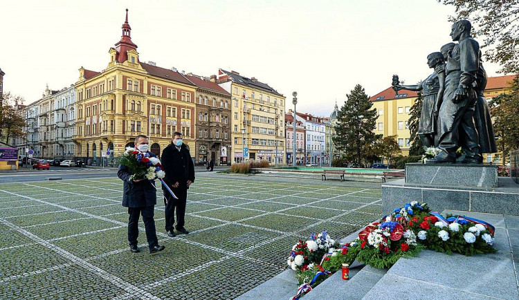 Plzeňský primátor Martin Baxa a jeho náměstek Michal Vozobule položili květiny k Památníku národního osvobození