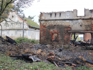 Velký požár stodoly s uskladněným senem má zřejmě na svědomí neznámý žhář