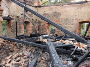 Velký požár stodoly s uskladněným senem má zřejmě na svědomí neznámý žhář