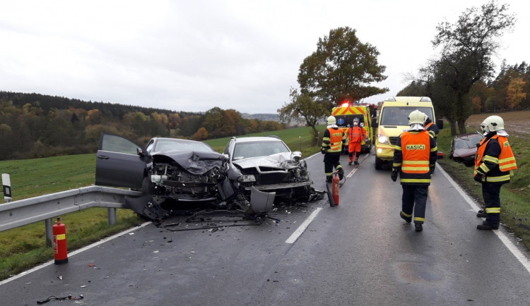 Při srážce tří osobáků na jižním Plzeňsku se vážně zranili dva lidé