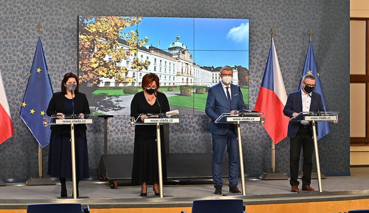 Vláda nechce pohřbít předvánoční trh, přesto plánuje další prodloužení nouzového stavu