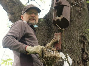 Pavel Steinbach čistí jednu budku