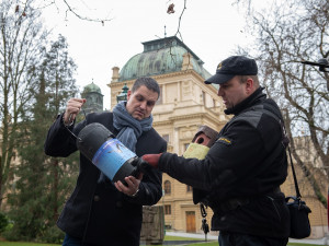 Instalace budek se v únoru zúčastnil i starosta obvodu David Procházka
