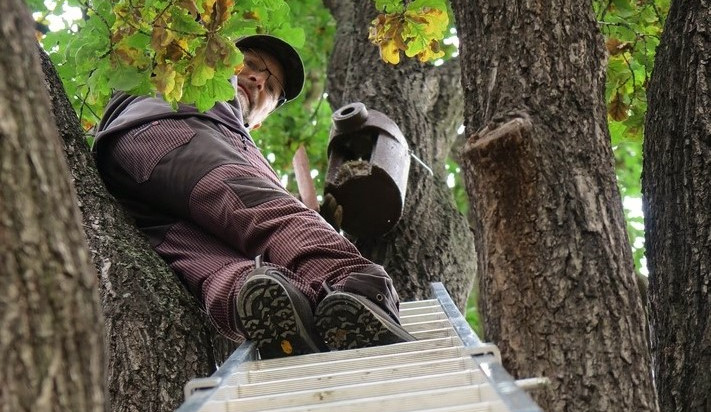 Pavel Steinbach čistí jednu budku