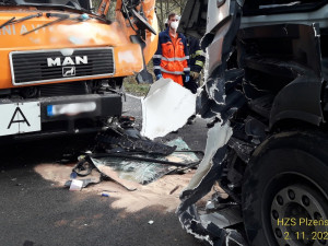 Na Tachovsku se čelně srazily dva nákladní automobily