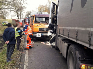 Na Tachovsku se čelně srazily dva nákladní automobily