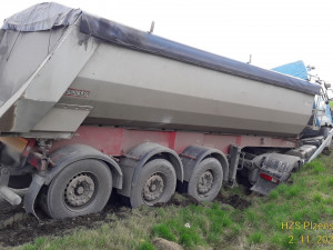 Tento nákladní automobil se u Přeštic střetl s osobákem