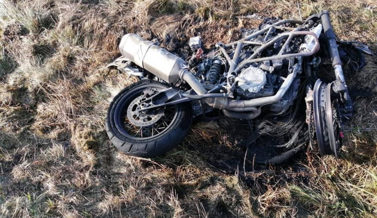 Řidič této motorky nehodu u Petrovic nepřežil