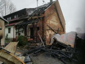 Noční požár zničil stodolu s uskladněnými vozy a zemědělskou technikou, škoda za pět milionů