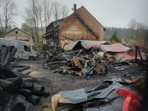 Noční požár zničil stodolu s uskladněnými vozy a zemědělskou technikou, škoda za pět milionů