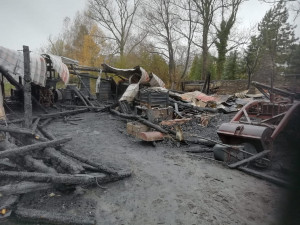 Noční požár zničil stodolu s uskladněnými vozy a zemědělskou technikou, škoda za pět milionů