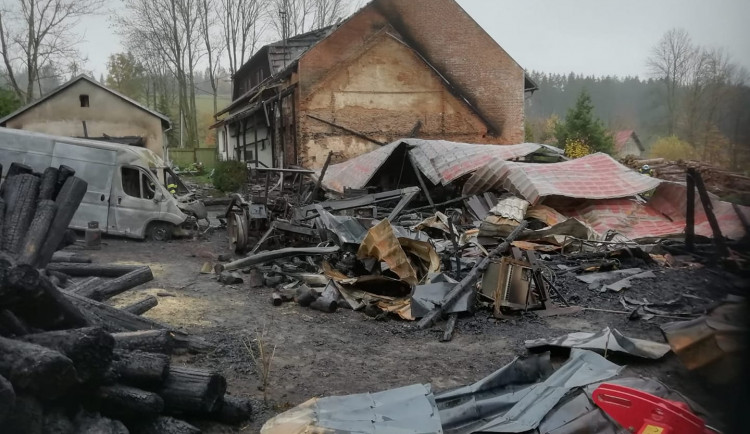 Noční požár zničil stodolu s uskladněnými vozy a zemědělskou technikou, škoda za pět milionů