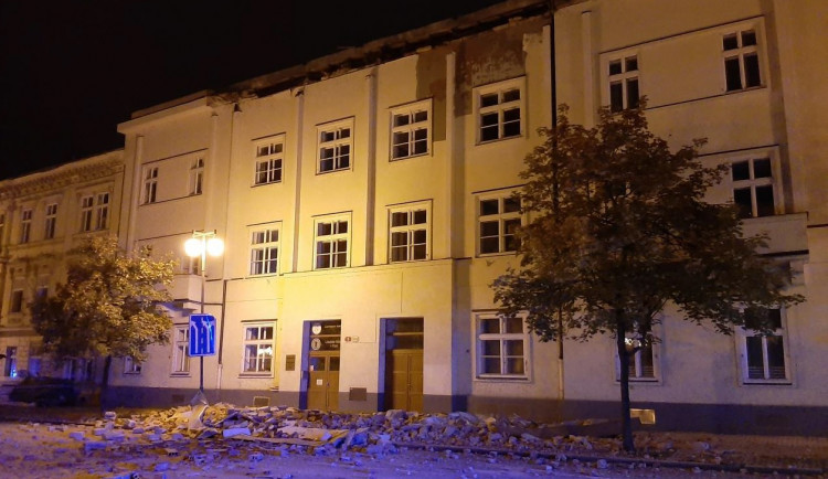 Takto vypadal chodník a ulice jen pár minut poté, co se tam zřítila část římsy