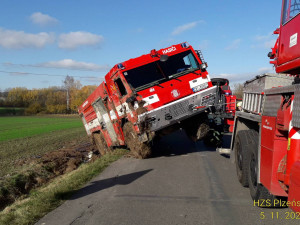 Hasičská cisterna skončila na boku v příkopu, na pomoc přijeli kolegové s technikou