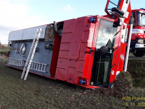 Hasičská cisterna skončila na boku v příkopu, na pomoc přijeli kolegové s technikou