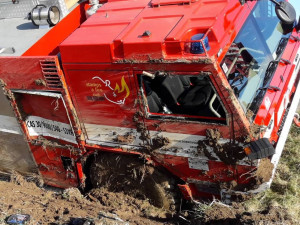 Hasičská cisterna skončila na boku v příkopu, na pomoc přijeli kolegové s technikou