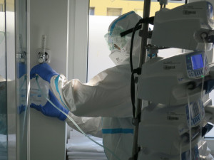 Speciálně vyškolení policisté pomáhají u covidových lůžek ve Stodské nemocnici