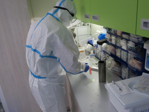 Speciálně vyškolení policisté pomáhají u covidových lůžek ve Stodské nemocnici